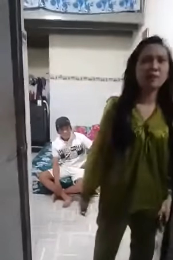 Đang nặn mụn cho anh yêu thì chồng lên b,ắt tại trận ở phòng trọ