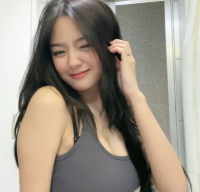 Cô gái mới nổi chỉ lắc hông cũng hút 1,3 triệu view, fan nhớ clip nổi tiếng của Bà Tưng