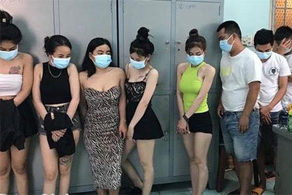 Bắt nhóm dân chơi bay lắc cùng dàn gái gọi