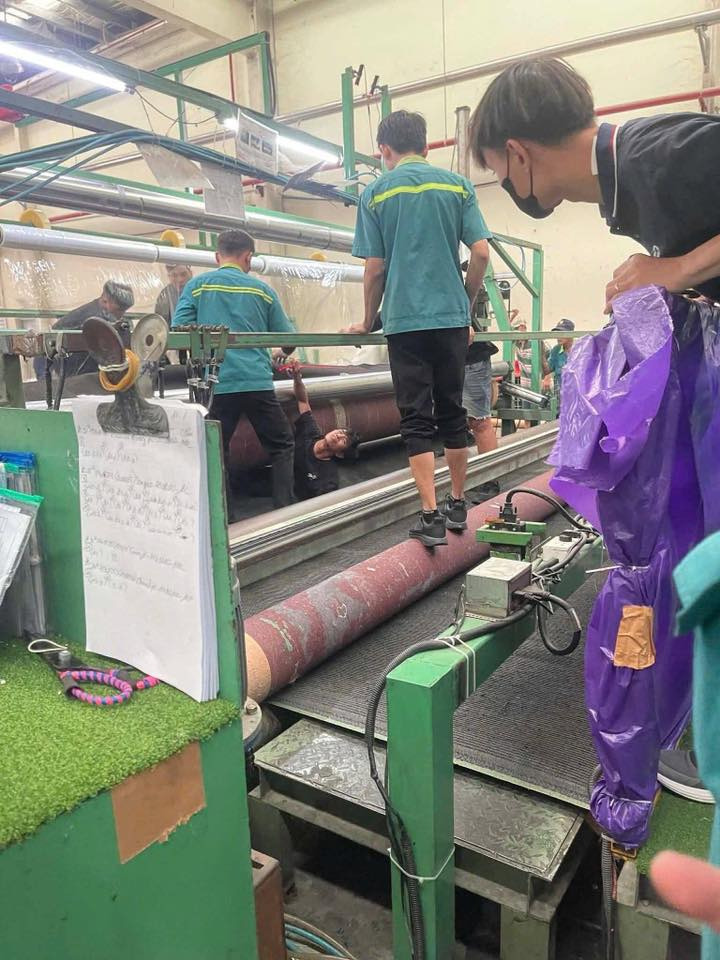 TNLĐ trong lúc làm việc ở PĐ, làm nam thanh niên chan’ thư:ơng
