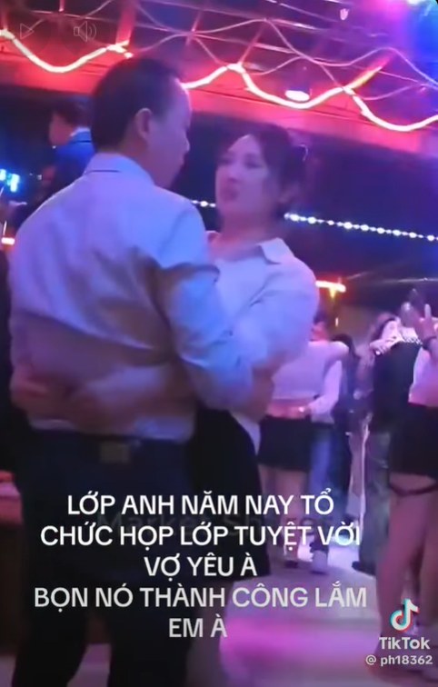 Lớp anh năm nay họp lớp đông vui và tuyệt vời lắm vợ yêu ah. Thằng nào cũng thành đạt và giàu có