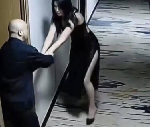 Cô gái gõ cửa nhầm