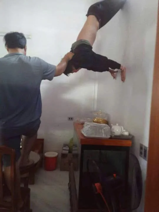 Thanh niên đột nhập vào nhà dân bằng lỗ thông gió, đen sao người lọt hết nhưng 2 chân thì bị mắc lại. Chủ nhà phải báo công an đến giải cứu