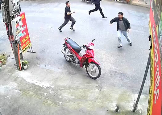 Bắc Ninh: Chủ quán bất ngờ “giúp” công an bắt tội phạm nhờ xe máy cắm sẵn chìa trước cửa.
