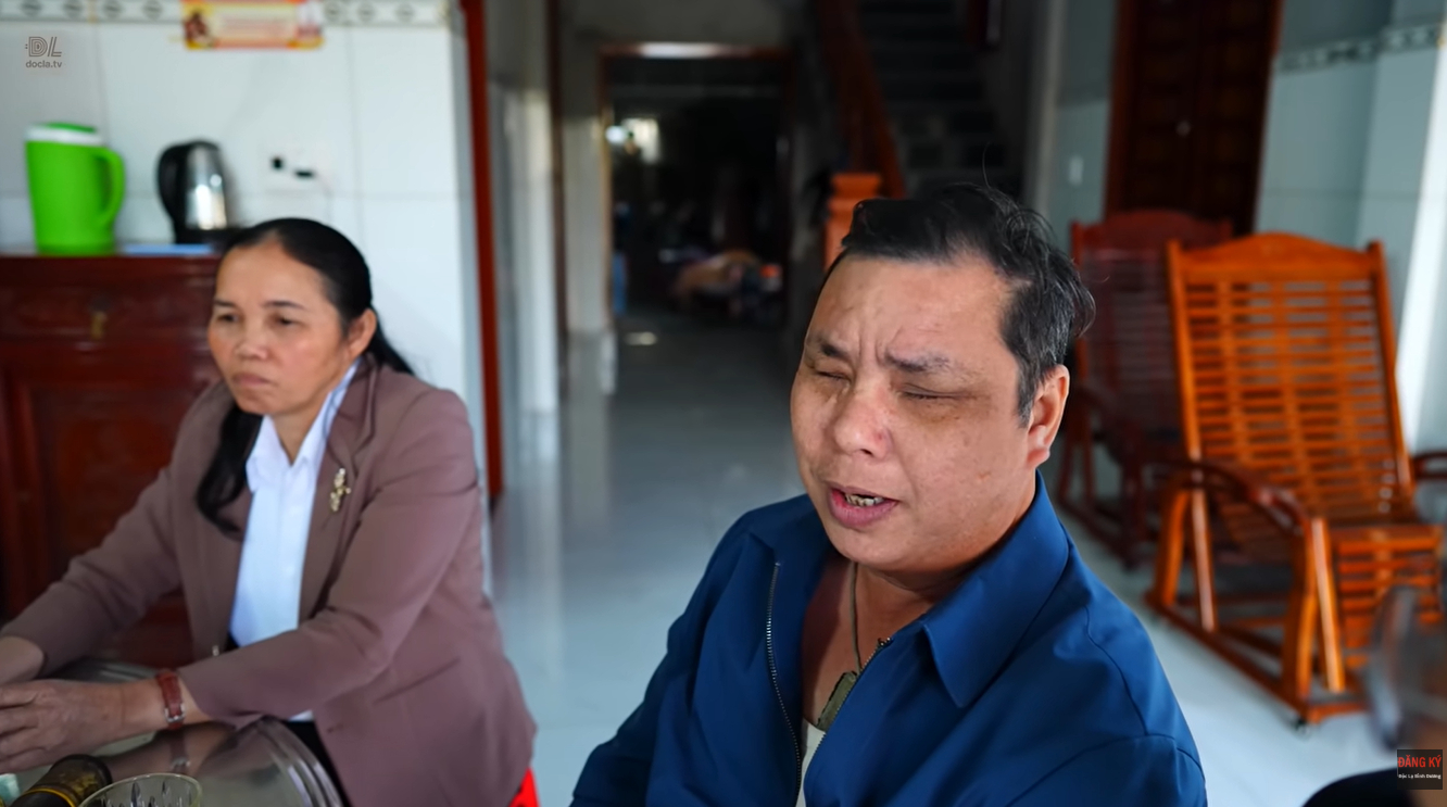 Người đàn ông khiếm thị bán tăm suốt 34 năm, một mình nuôi 6 con và xây được căn nhà tiền tỷ tặng vợ