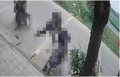 hươg tâm: Xe máy đi với tốc độ bàn thờ t*ôg phải xe đạp điện k:ẹp 3 khjen 1 cháu hs dapchieu tại chỗ, xem vid mà xo’txa