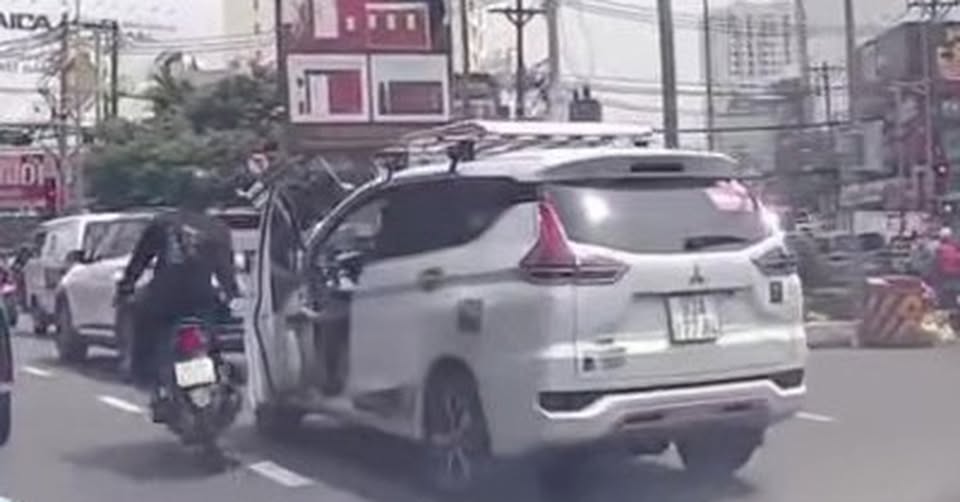Tài xế bỏ chạy sau khi mở cửa gây tai nạn