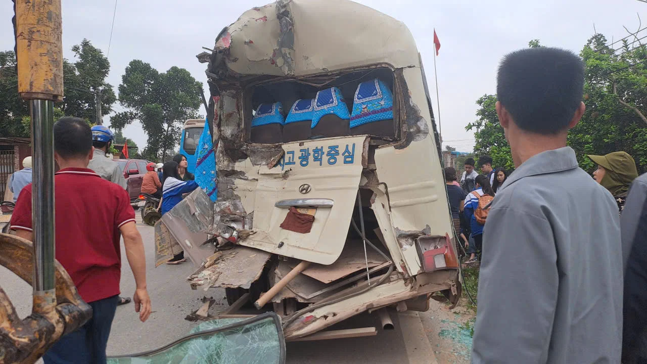 TNGT nghiêm trọng giữa xe chở đất và xe chở Học Sinh sáng nay 18/3/2026 trên địa bàn xã Tân Thành, Thái Nguyên