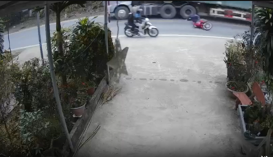 TNGT nghiêm trọng tại Xã Vị Xuyên, 1 ng ko còn nguyen vẹn. chạy cỡ này sao mà cứu